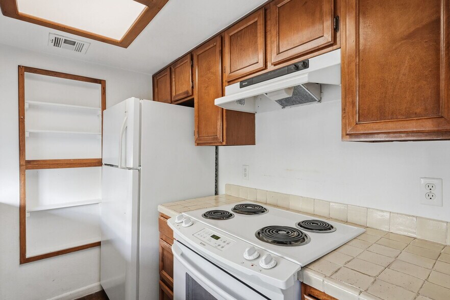 Building Photo - 1449 E Highland Ave