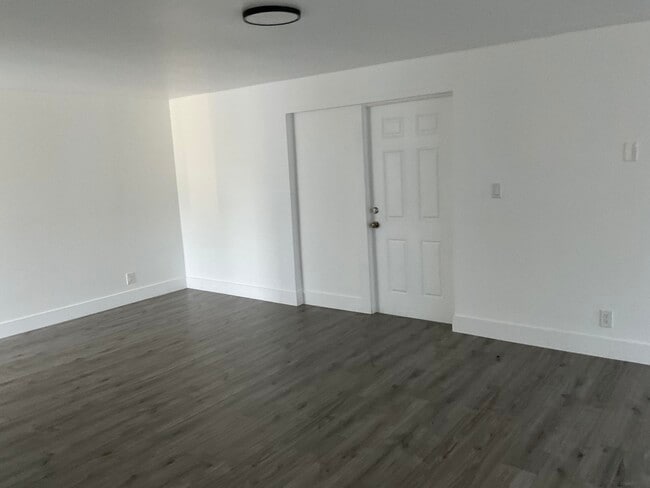 Building Photo - 5662 Parke Ave