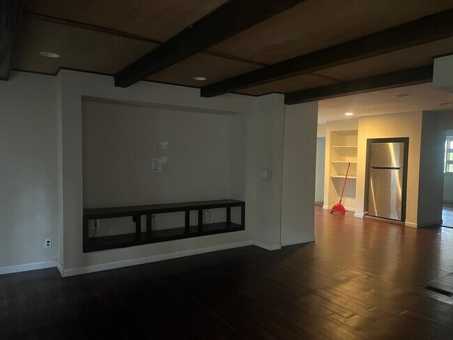 Building Photo - 3 bed/2 bath