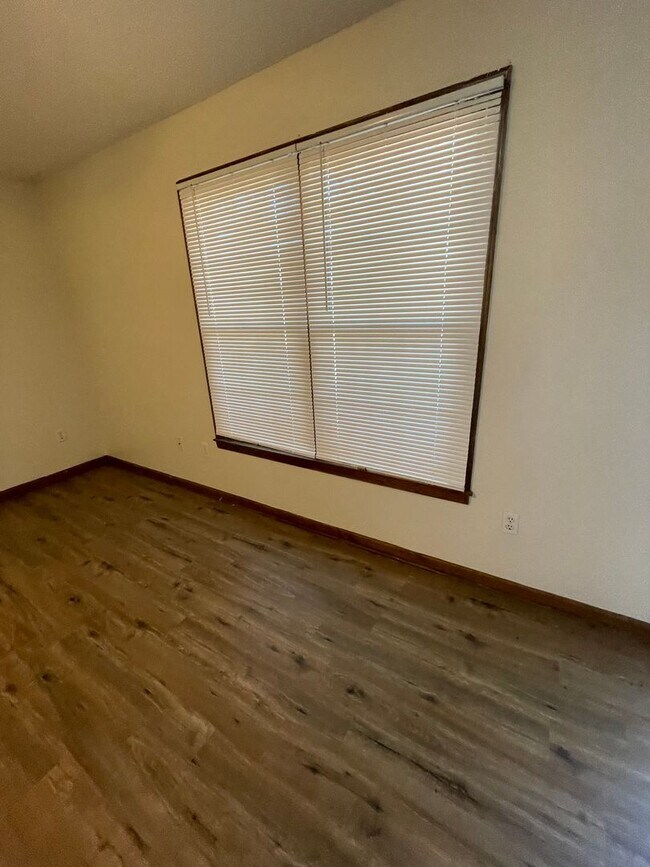 Building Photo - 3 Bedroom 2.5 Bath Townhome Located in Fou...