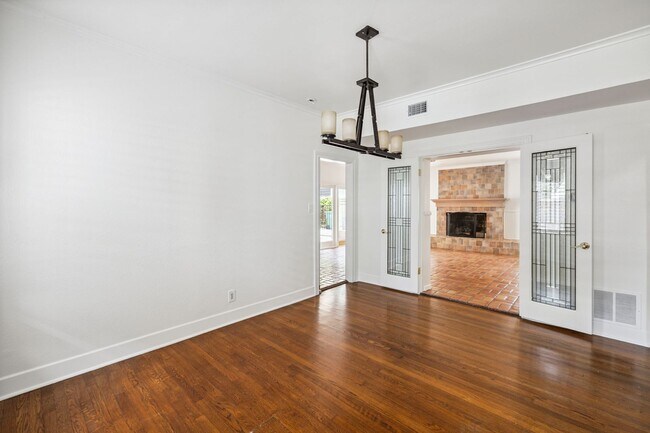 Building Photo - CHARMING 3-BEDROOM IN THE HEART OF ALAMO HEIGHTS