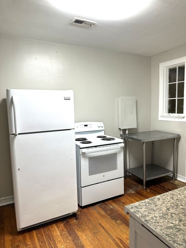 Building Photo - ONE LEVEL DUPLEX UNIT IN KINGSPORT NOW AVA...