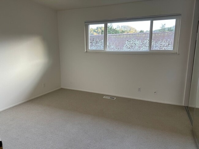 Building Photo - EPIC REA: 2 BR/1 BA Townhome w/ 1 Parking in Great Corte Madera