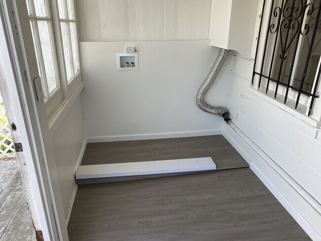 Building Photo - 2 Bedroom, 1 Bath Plus Office