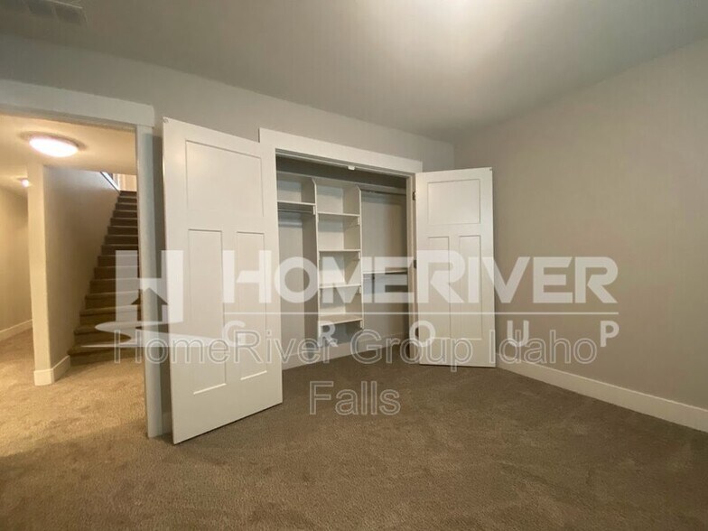 Building Photo - 690 Silvermaple Dr