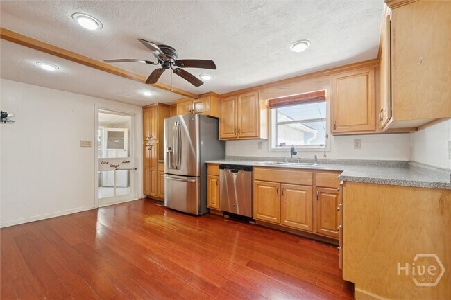 Building Photo - 742 E Park Ave