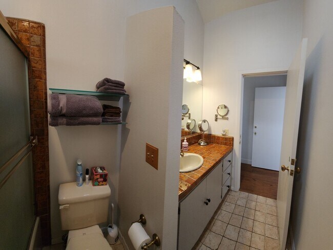 Building Photo - Furnished 3 bed 2.5 bath close to Poly.