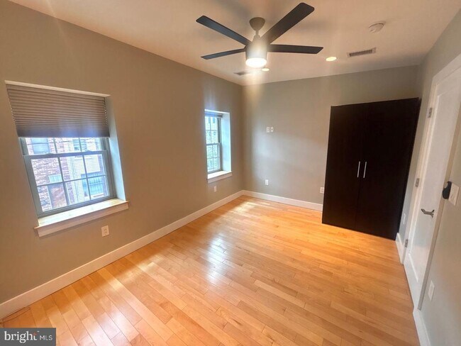 Building Photo - 533 Manton St