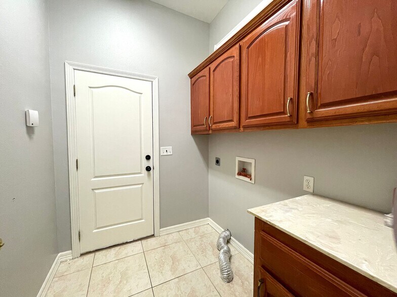 Building Photo - 4901 La Vista St