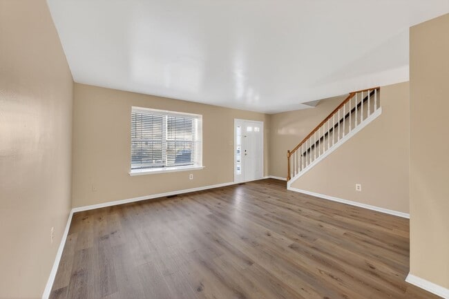 Building Photo - Newly Refinished 2 Bedroom Townhome
