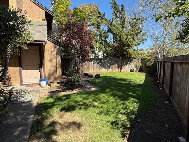 Building Photo - 3-Bed / 2.5 Bath Home in Quiet Benicia Hil...