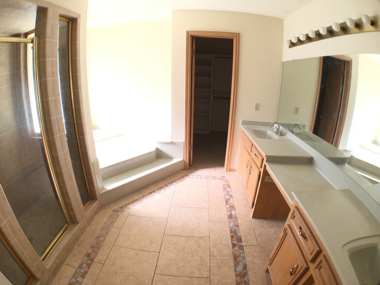 Building Photo - 3809 N 1st Ln W