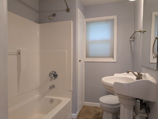 Building Photo - Beautiful 5 Bedroom 2 Bathroom Neenah Lake Home