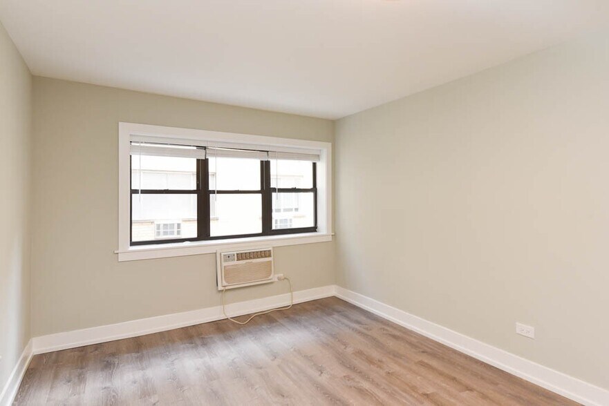 Building Photo - 450 W Barry Ave