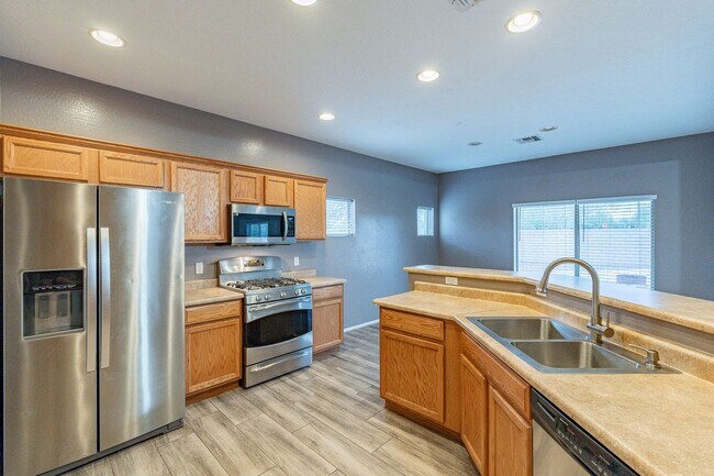 Building Photo - Three Beds & 2.5 Baths - Move Right In!