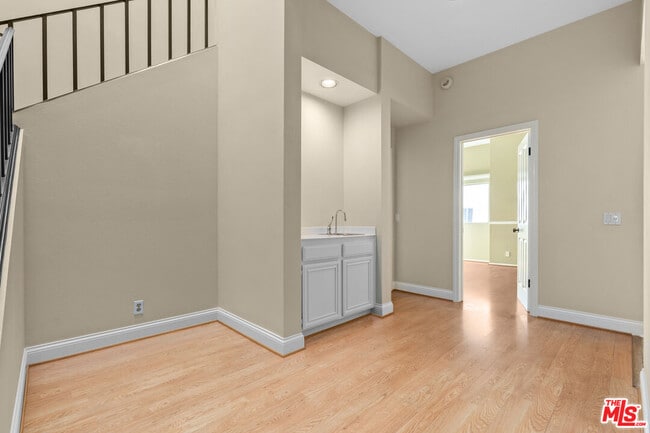 Building Photo - 1561 Palisades Dr