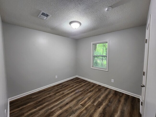 Building Photo - 723 W Creek Cir