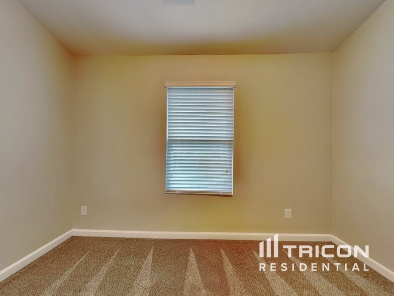 Building Photo - 452 Shady Glen
