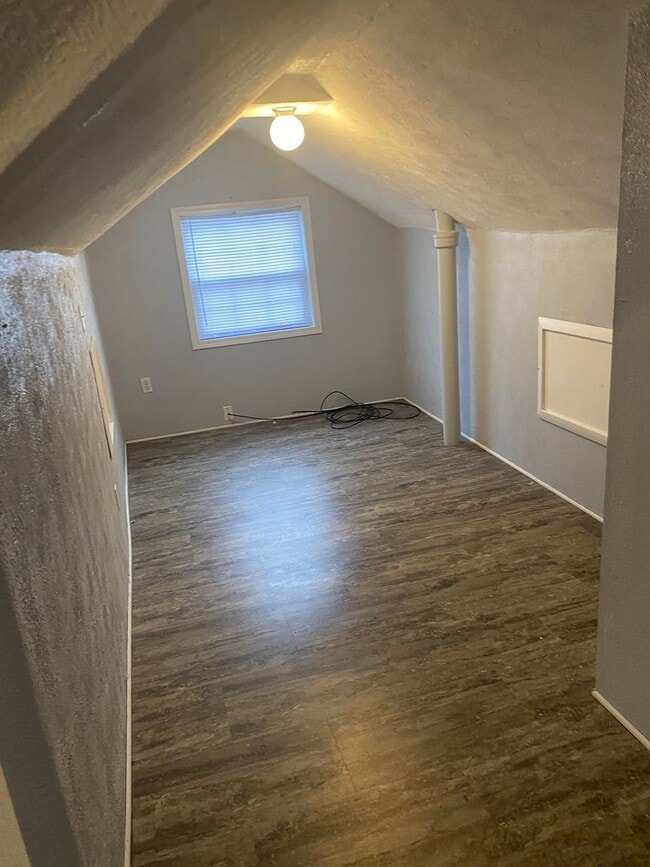 Building Photo - 2 bedroom 1 bath house  with fenced in yard available soon!