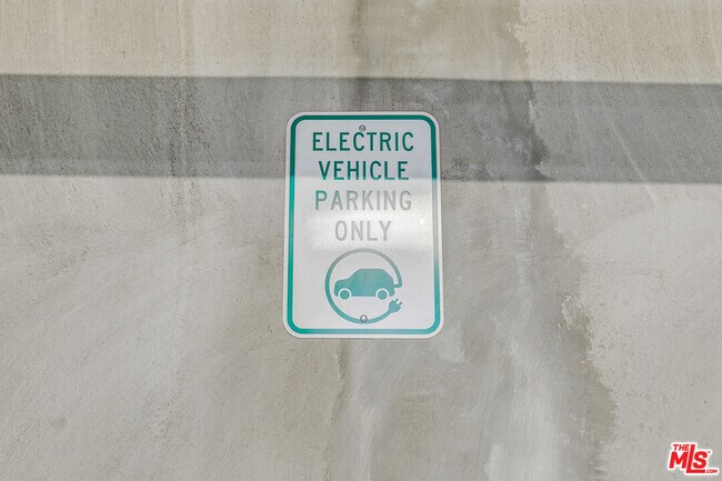 Building Photo - 10824 Blix St