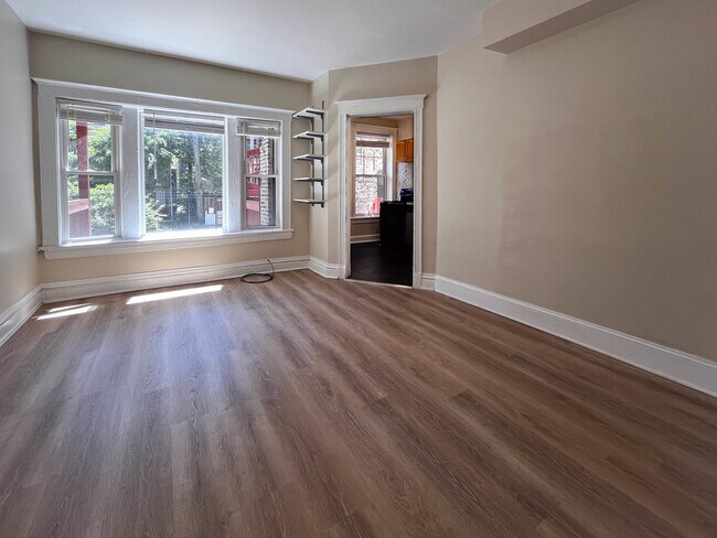 Building Photo - 3147 W Lyndale St