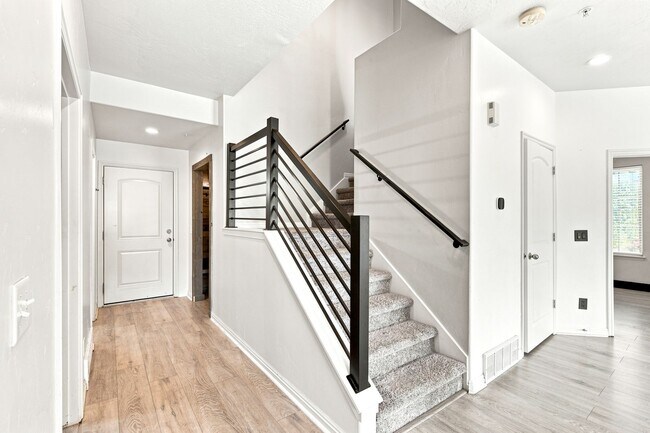 Building Photo - Beautiful Townhome in American Fork!