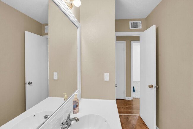 Building Photo - 2222 Bacon Park Dr