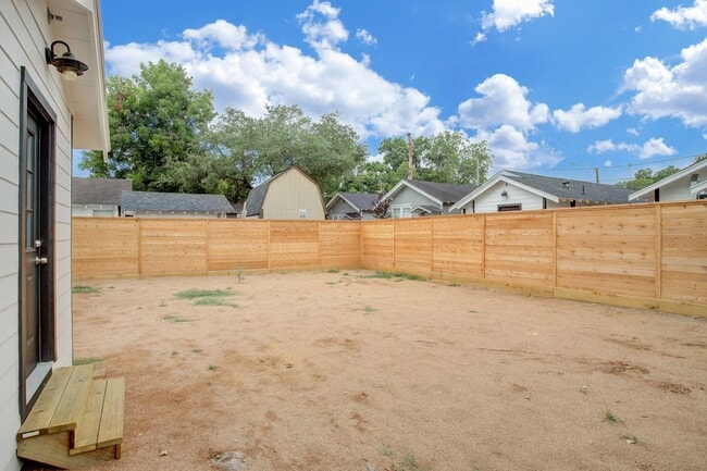 Building Photo - 6107 N Main St