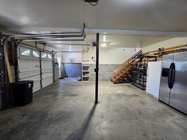 Building Photo - MOVE-IN SPECIAL!! $250 OFF First Month