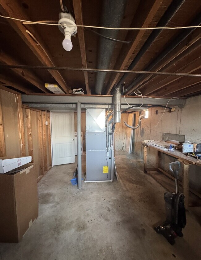 Building Photo - Welcome Home to Desirable Fenton!