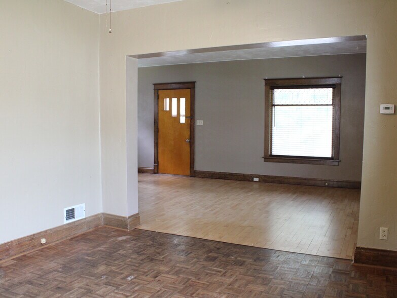 Building Photo - 107 E 11th St
