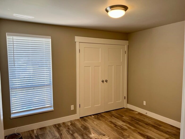 Building Photo - 170 W 975 N