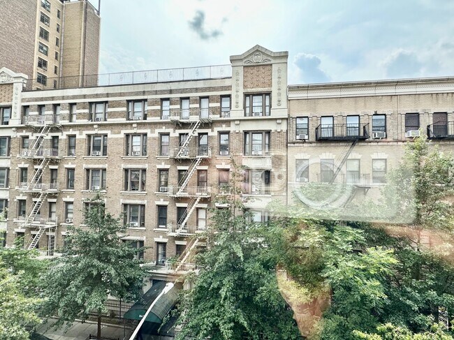 Building Photo - 209 W 108th St