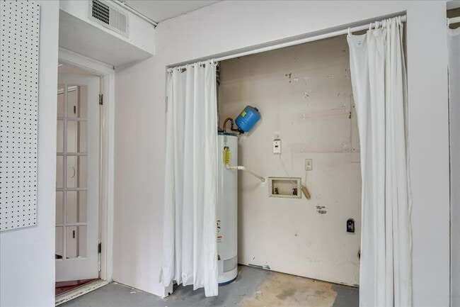 Building Photo - 303 Meadowlake Dr