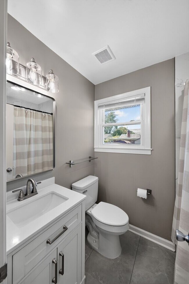 Building Photo - Updated Single-Family Home for Rent in Fairlawn