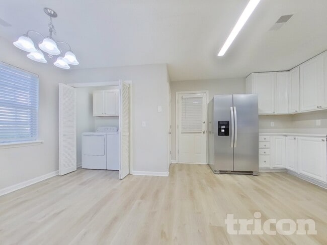 Building Photo - 911 Bentley Dr