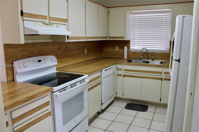 Building Photo - 8867 SW 36th St