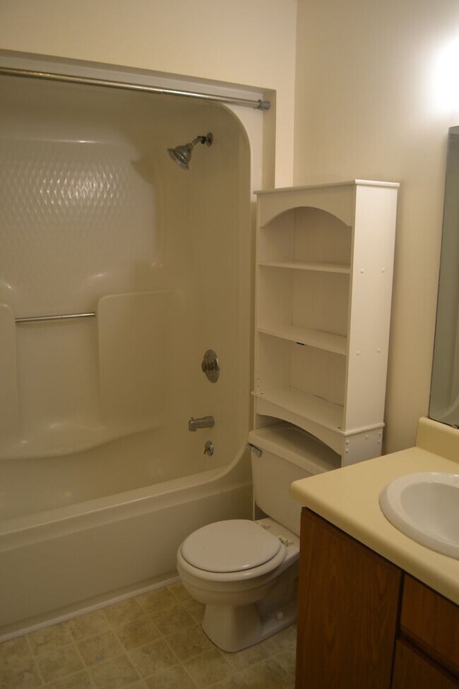 Building Photo - 2 Bedroom Duplex Apartment Close to Campus!