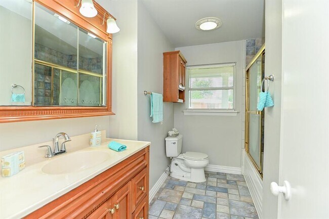 Building Photo - 8409 Bob White Dr