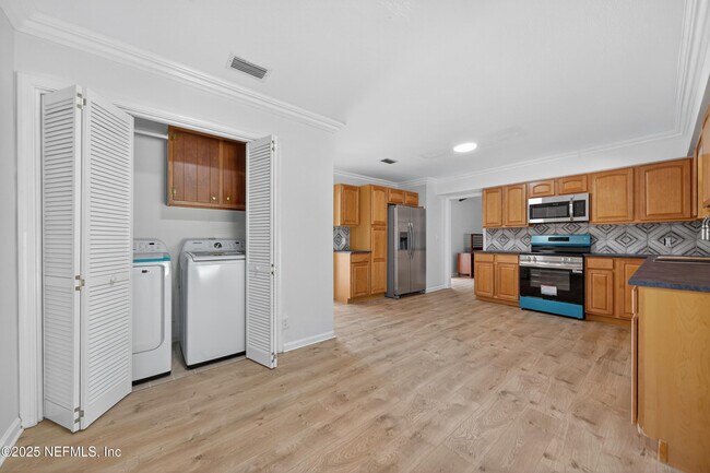 Building Photo - 6201 Grayling Dr