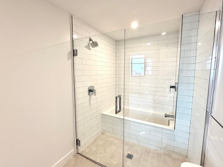 Building Photo - 1910 NW 1st Pl