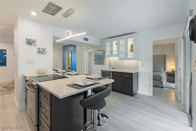 Building Photo - 788 Park Shore Dr