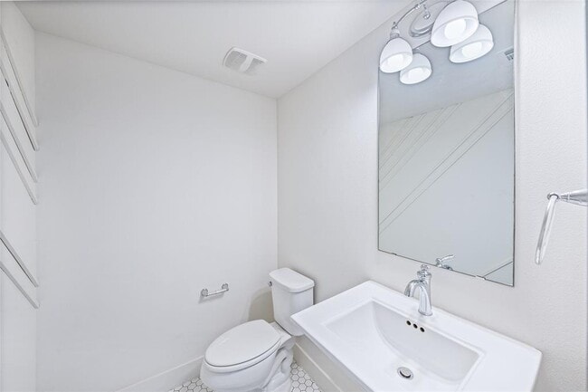 Building Photo - 1213 Eleanor St