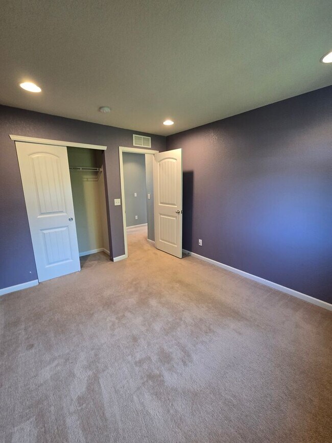 Building Photo - Amazing 3 bedrooms plus a loft, and 2.5 ba...