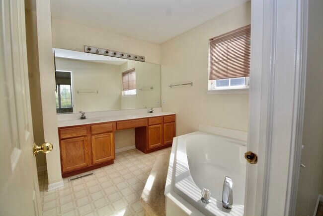 Building Photo - 1661 Charlotte Cir