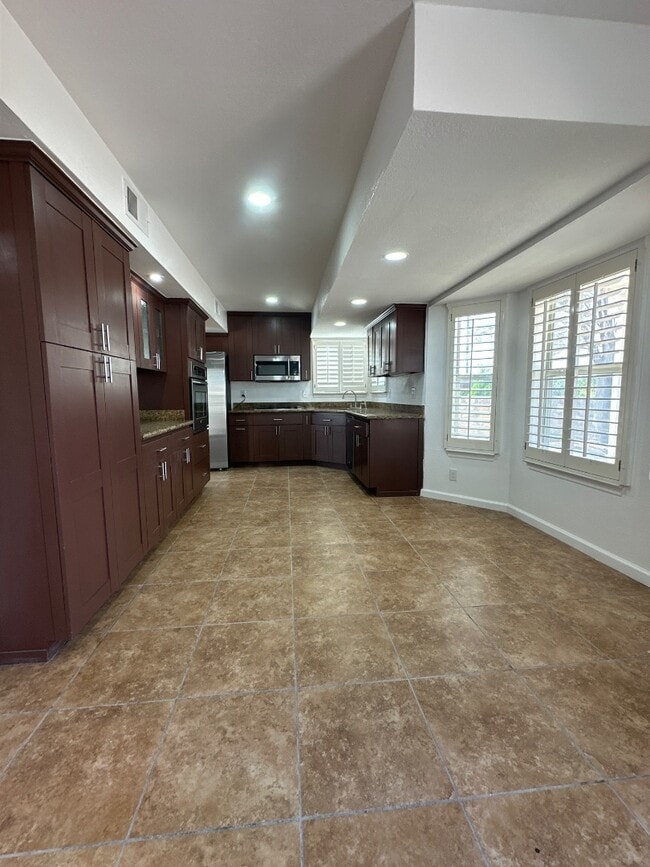 Building Photo - 7461 Plaza Redonda Dr