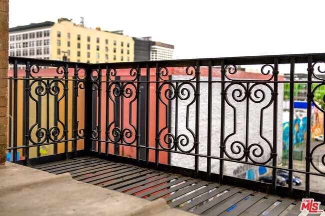 Building Photo - 257 S Spring St