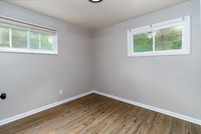 Building Photo - "Charming 3-Bedroom Gem with Cozy Living Space in Saint Louis!"
