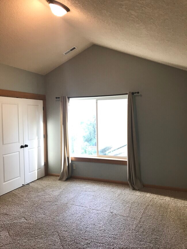 Building Photo - 3832 NE Roselawn St