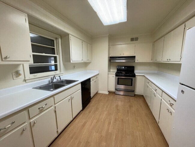 Building Photo - SOUTHAVEN SCHOOLS, 4 BEDROOMS!